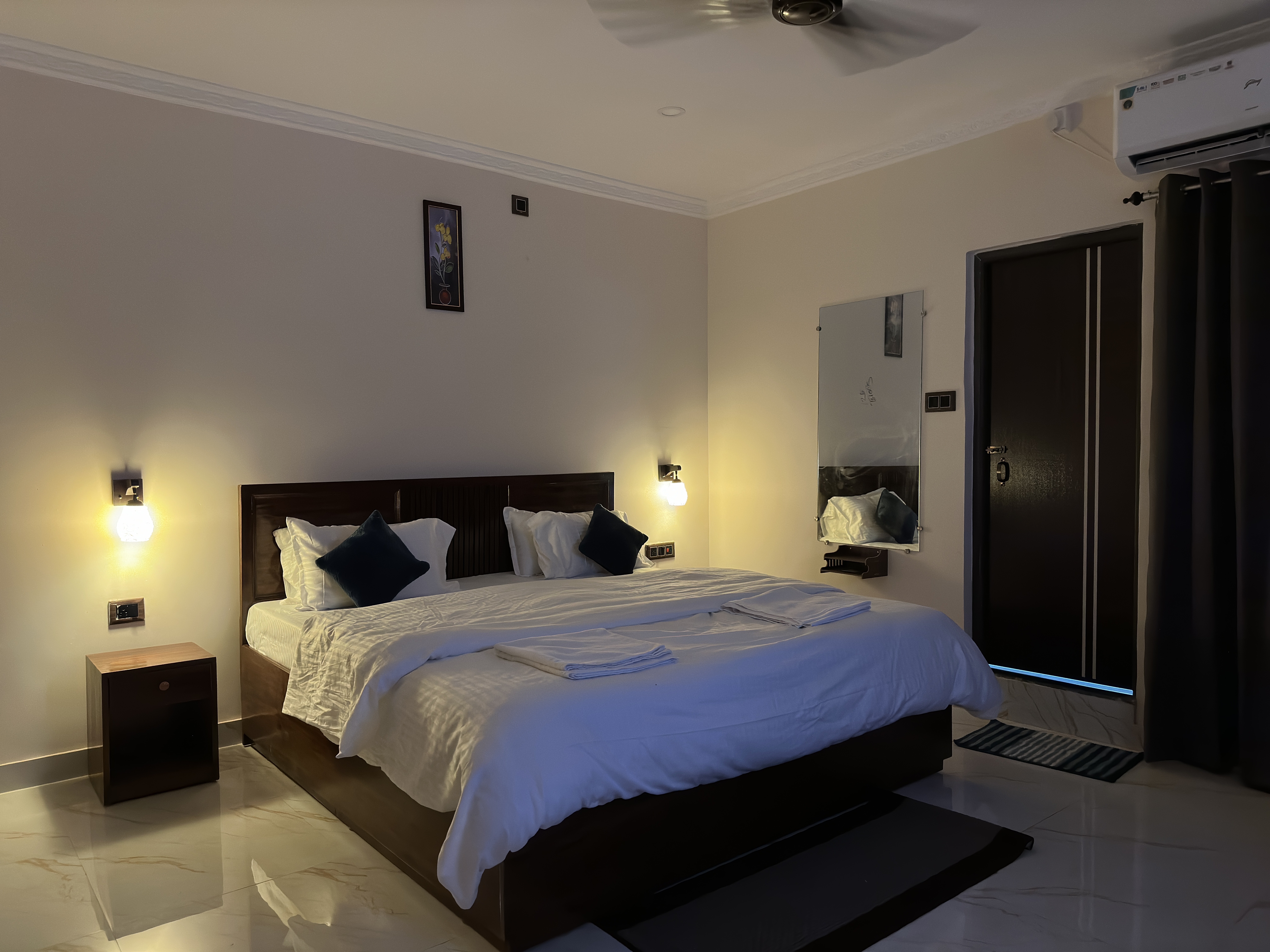 Delux King Bed (AC) With Balcony